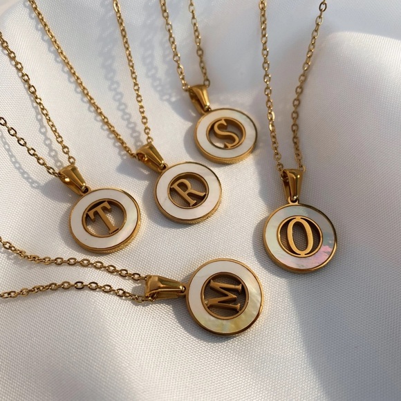 Hollow Round Shell Jewelry Initial Letter - Picture 4 of 5